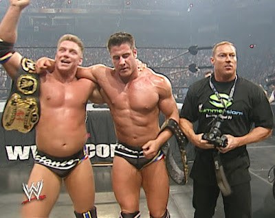 wwe-summerslam03-laresistance.jpg